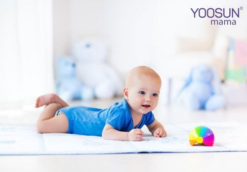 bé biết lật có bị sốt không