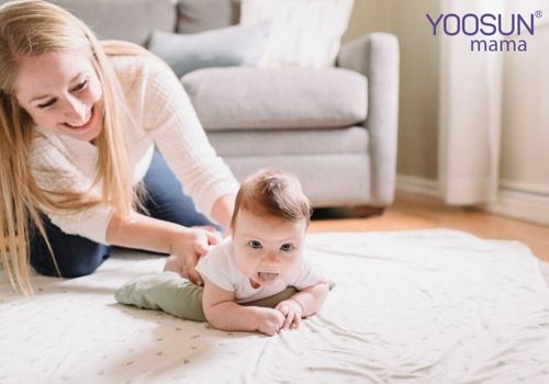 bé biết lật sớm có tốt không