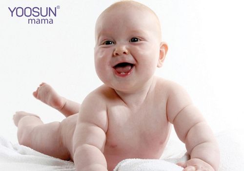 Khi nào trẻ biết lật ngửa