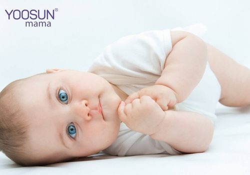 trẻ 2 tháng biết lật chưa