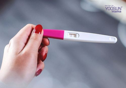 Hình ảnh que thử thai vạch đậm vạch mờ