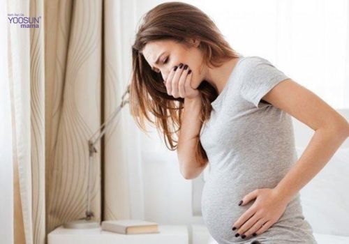 Bị nghén nôn ra máu có sao không