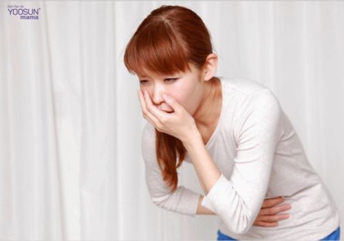 Mẹ bầu nghén nôn ra máu có sao không